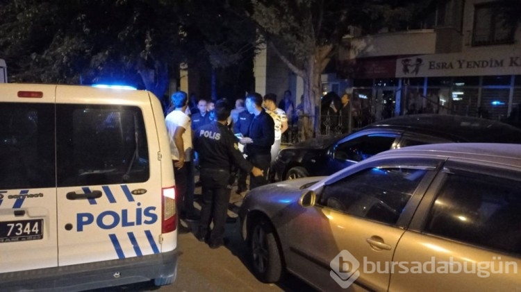 Alıkoyduğu eşini otomobilde döverken kaza yaptı