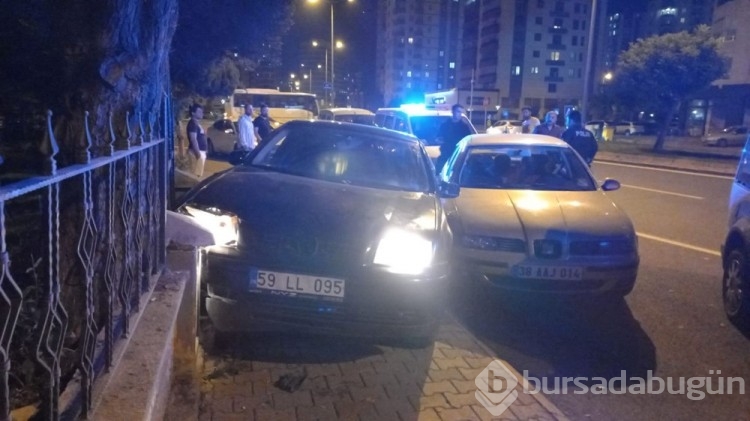 Alıkoyduğu eşini otomobilde döverken kaza yaptı