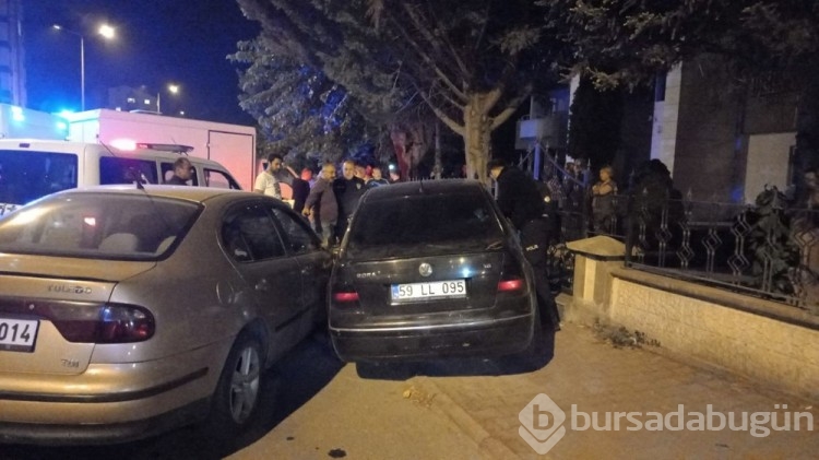 Alıkoyduğu eşini otomobilde döverken kaza yaptı