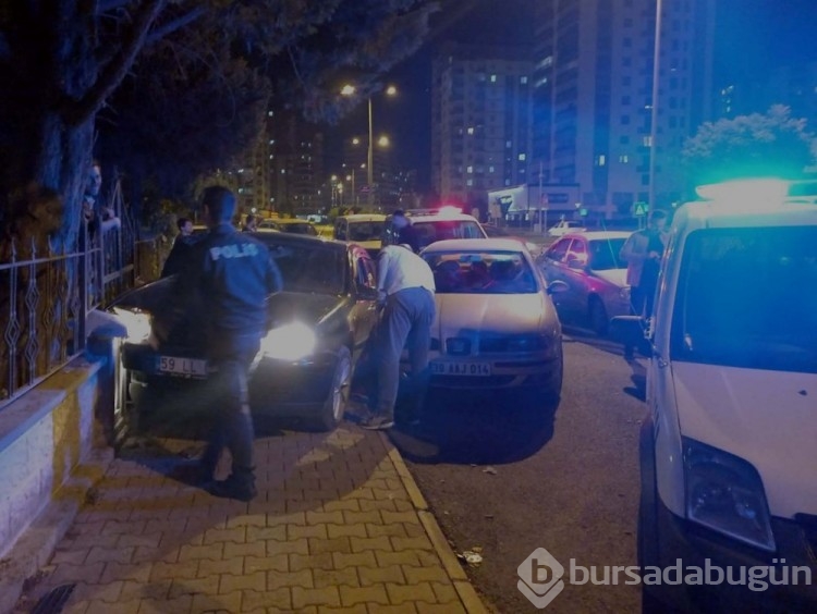 Alıkoyduğu eşini otomobilde döverken kaza yaptı