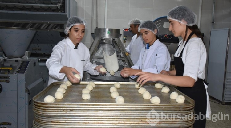 Hakkari'de meslek lisesinde, günde 6 bin ekmek üretiliyor