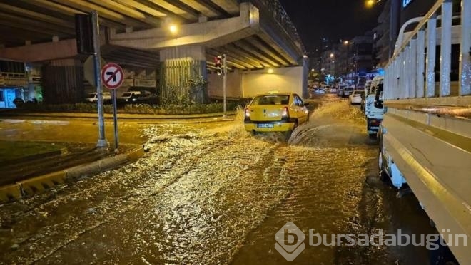 10 Dakikalık Sağanak Yağış Yolları Göle Çevirdi
