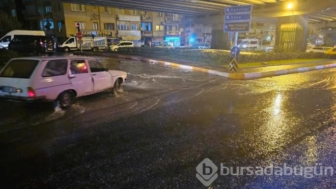 10 Dakikalık Sağanak Yağış Yolları Göle Çevirdi
