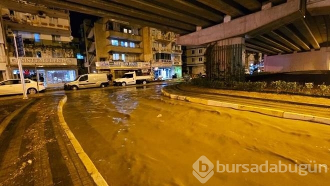10 Dakikalık Sağanak Yağış Yolları Göle Çevirdi
