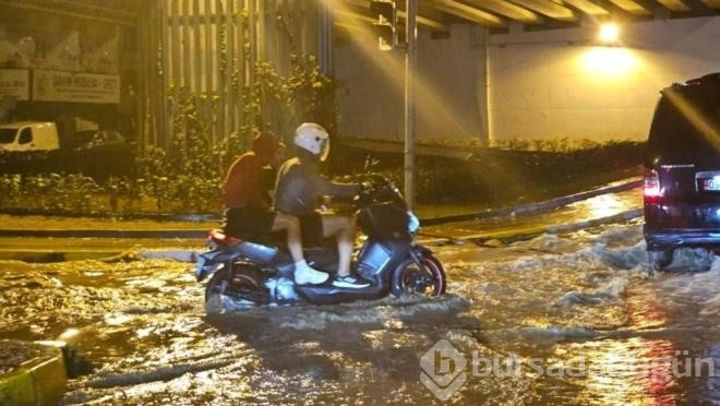 10 Dakikalık Sağanak Yağış Yolları Göle Çevirdi
