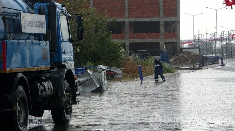 Çanakkale'de şiddetli yağış tekne batırdı