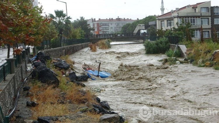 Çanakkale'de şiddetli yağış tekne batırdı