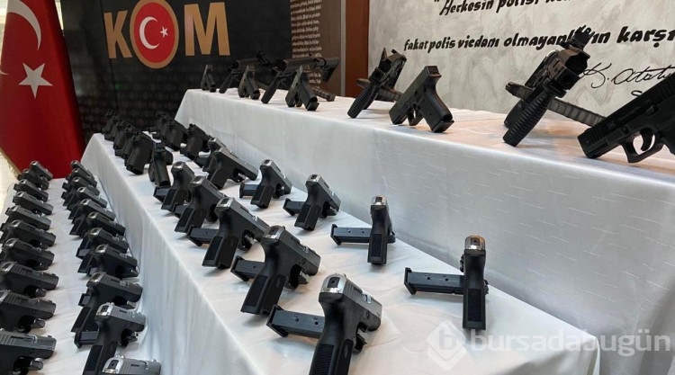Edirne'de bir tırda 50 tabanca ve 4 makineli tüfek ele geçirildi