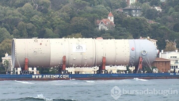 İstanbul Boğazı'ndan şaşırtan geçiş