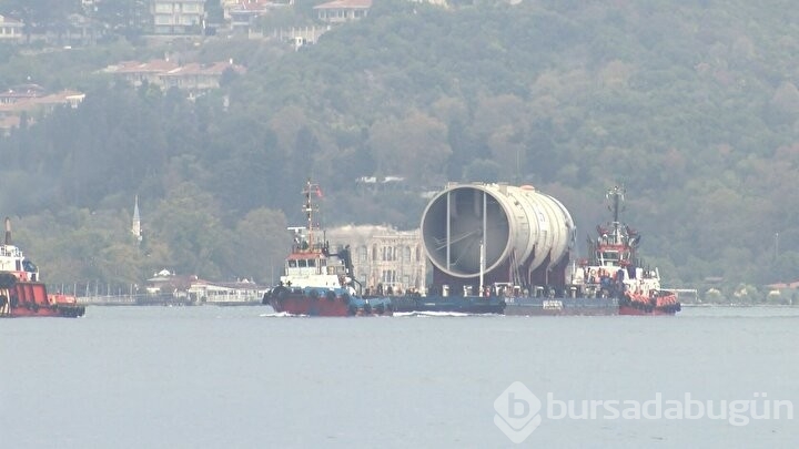 İstanbul Boğazı'ndan şaşırtan geçiş