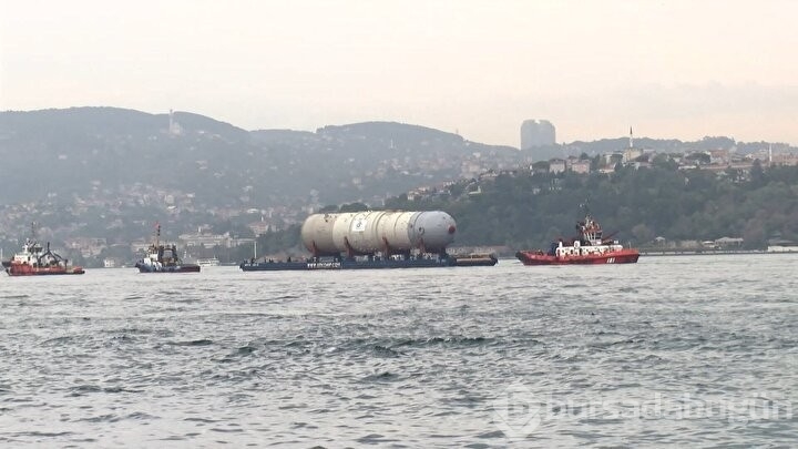 İstanbul Boğazı'ndan şaşırtan geçiş