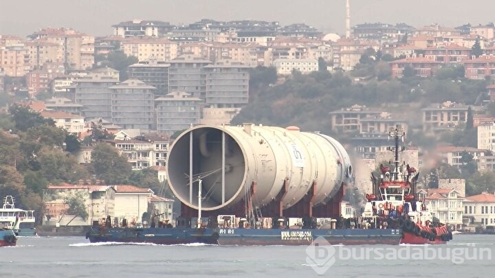 İstanbul Boğazı'ndan şaşırtan geçiş