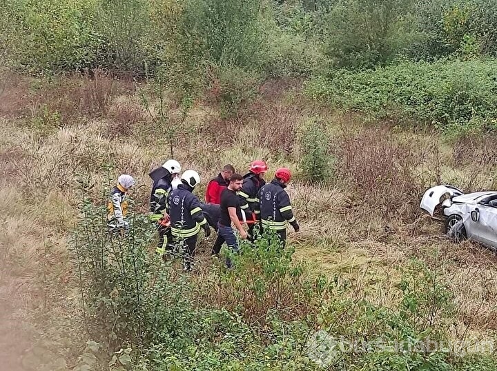 Yeşillik alana uçan otomobil defalarca takla attı