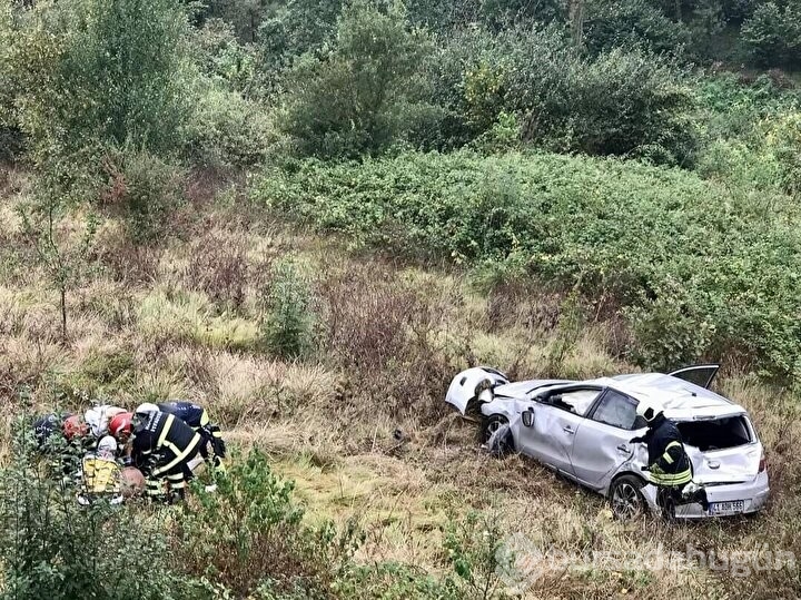 Yeşillik alana uçan otomobil defalarca takla attı