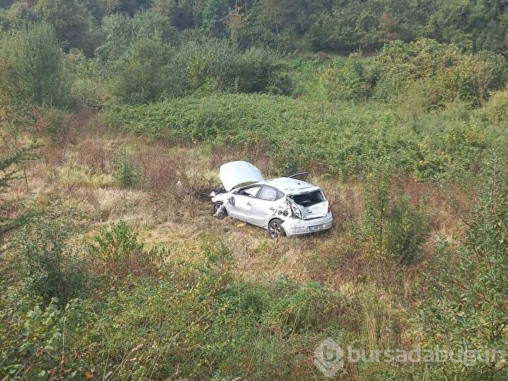 Yeşillik alana uçan otomobil defalarca takla attı