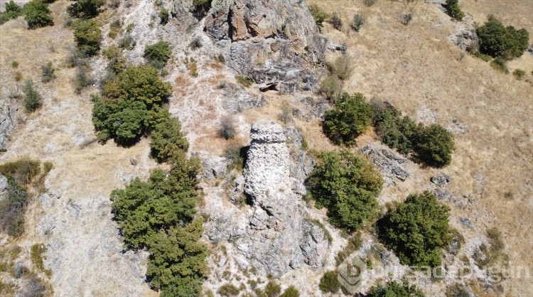"Kızlar Kalesi"nin kalıntıları peribacalarına benzerliğiyle dikkati çekiyor