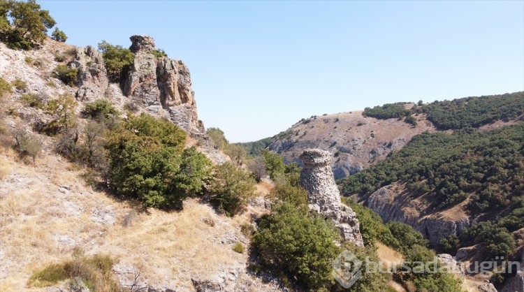 "Kızlar Kalesi"nin kalıntıları peribacalarına benzerliğiyle dikkati çekiyor
