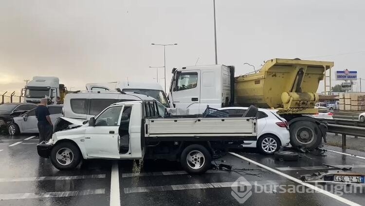 Sultangazi'de hafriyat kamyonu 6 araca çarparak durabildi 