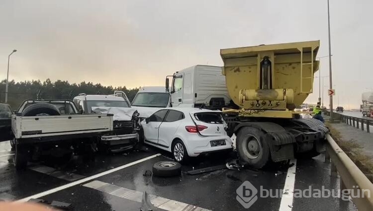 Sultangazi'de hafriyat kamyonu 6 araca çarparak durabildi 