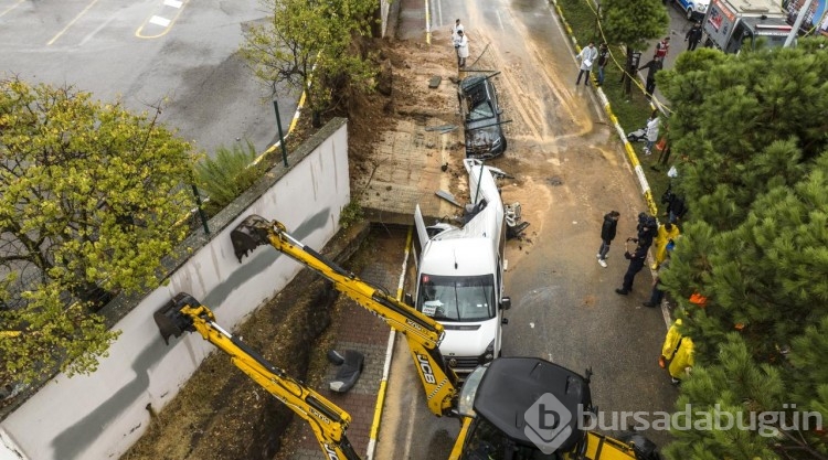 Pendik'te 2 araç, çöken istinat duvarının altında kaldı
