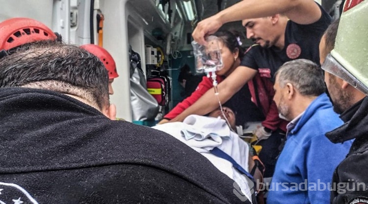 Pendik'te 2 araç, çöken istinat duvarının altında kaldı
