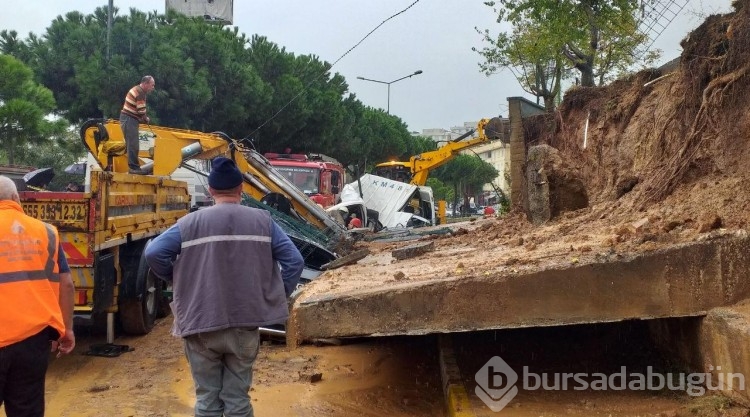Pendik'te 2 araç, çöken istinat duvarının altında kaldı
