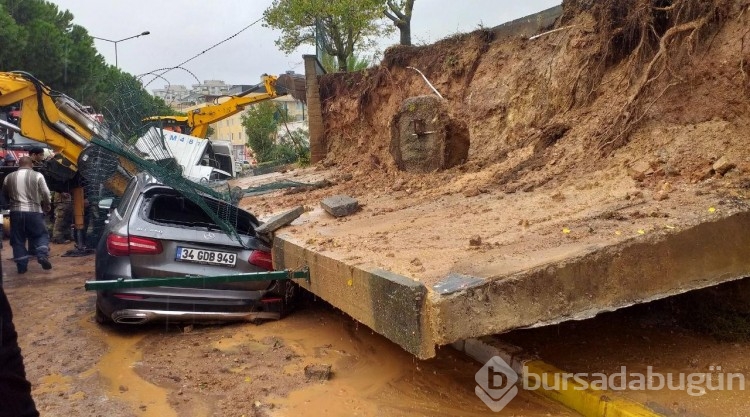 Pendik'te 2 araç, çöken istinat duvarının altında kaldı
