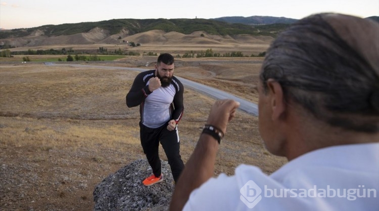 Profesyonel kick boksçu Munzur Dağları'nda!