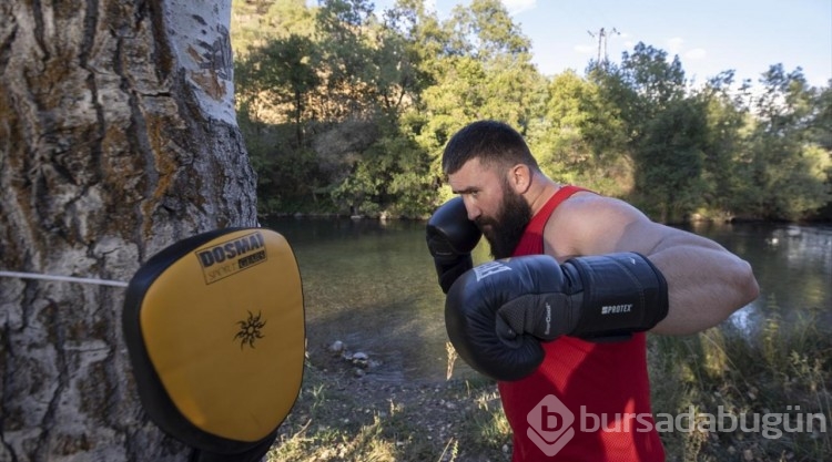 Profesyonel kick boksçu Munzur Dağları'nda!