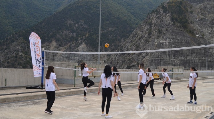 249 metre yüksekliğindeki baraj gövdesinde voleybol maçı