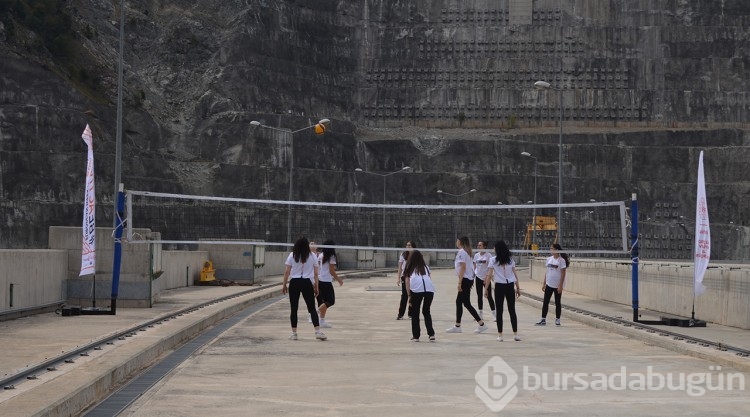 249 metre yüksekliğindeki baraj gövdesinde voleybol maçı