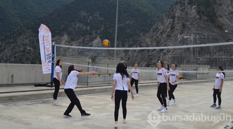 249 metre yüksekliğindeki baraj gövdesinde voleybol maçı