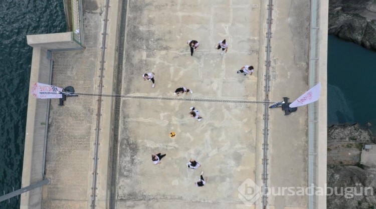 249 metre yüksekliğindeki baraj gövdesinde voleybol maçı