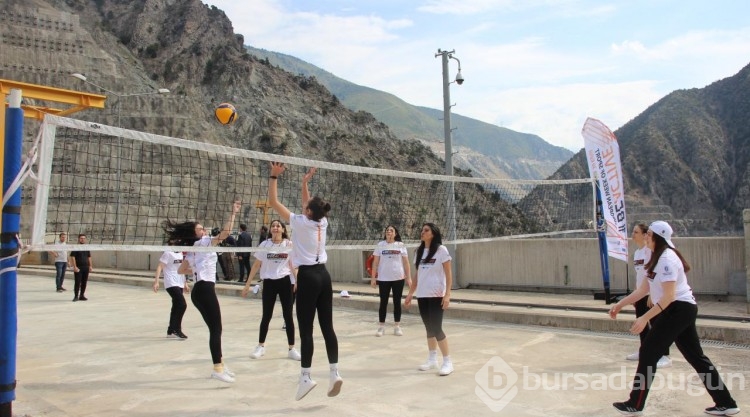 249 metre yüksekliğindeki baraj gövdesinde voleybol maçı