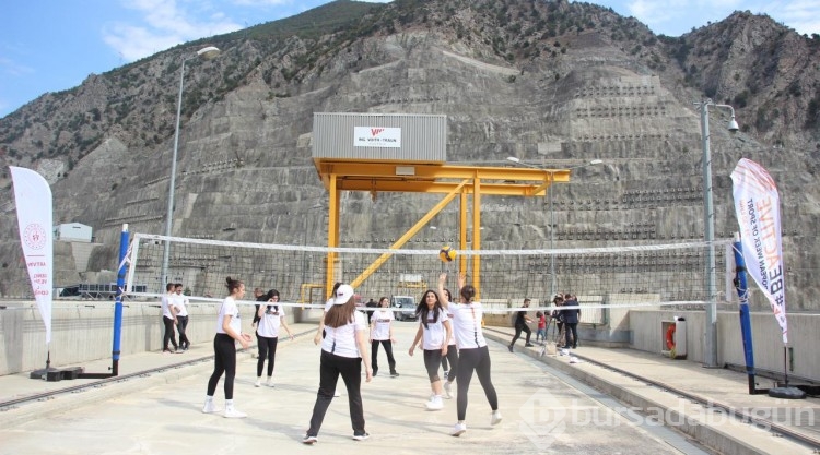 249 metre yüksekliğindeki baraj gövdesinde voleybol maçı