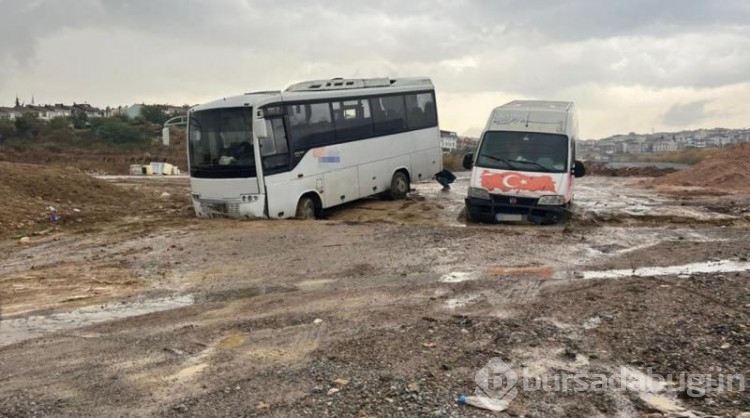 Sağanak yağış yol çökmesine sebep oldu