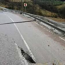 Sağanak yağış yol çökmesine sebep oldu