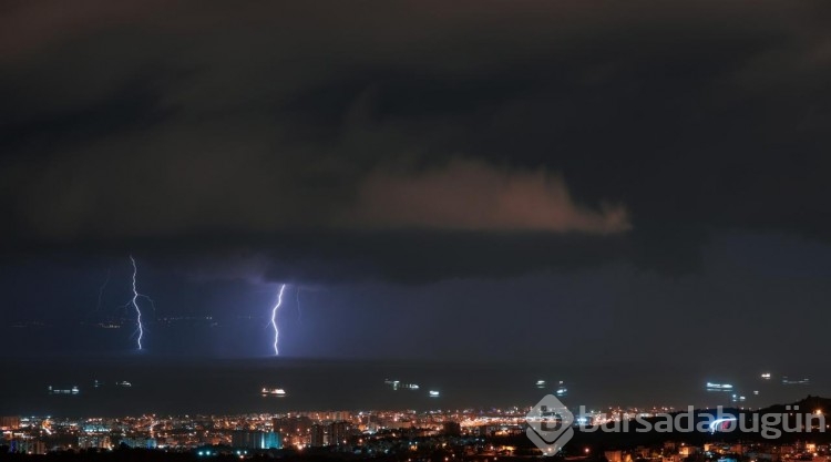 İskenderun Körfezi'nde şimşek fırtınası geceyi aydınlattı