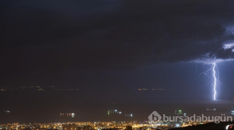 İskenderun Körfezi'nde şimşek fırtınası geceyi aydınlattı