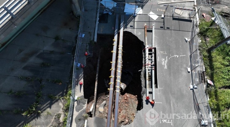 ABD'deki yoğun yağışlar sonucu sel suyu asfalt çukurunda birikiyor