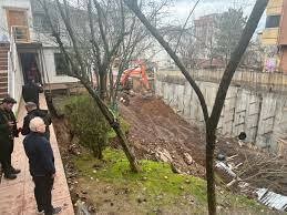 İstanbul'da istinat duvarı çöktü: 4 araç hasar gördü