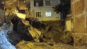 İstanbul'da istinat duvarı çöktü: 4 araç hasar gördü