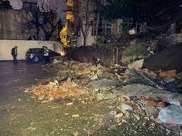 İstanbul'da istinat duvarı çöktü: 4 araç hasar gördü