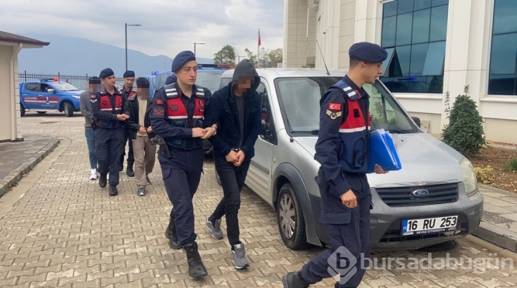 Bursa'da minibüs bekleyen şahsın ölümüne sebep olan sürücü ve abisi adliyede