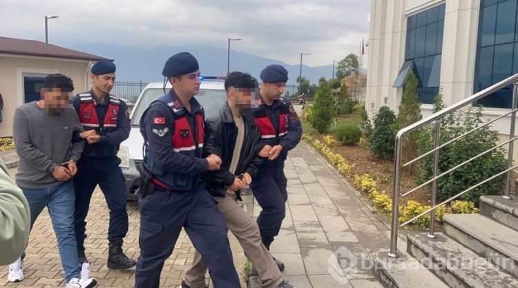 Bursa'da minibüs bekleyen şahsın ölümüne sebep olan sürücü ve abisi adliyede
