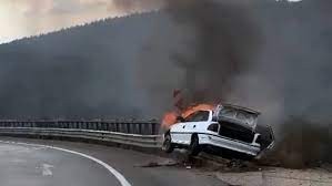 Bursa'da bariyerlere çarpan otomobil alev alev yandı