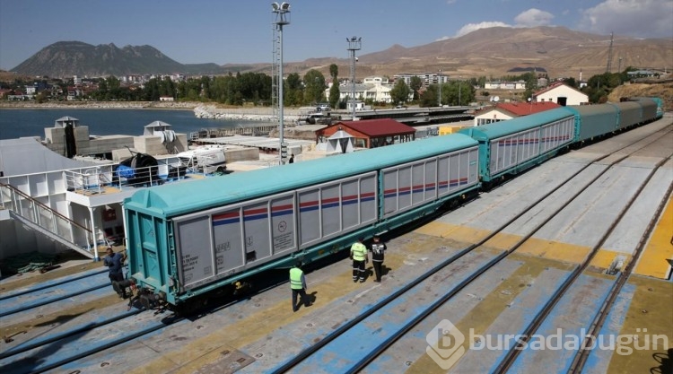 Türkiye'nin en büyük feribotları Van Gölü'nde taşımacılığa ivme kattı