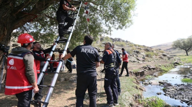 Deprem bölgesinde arama kurtarma görevine koşan öğretmenler için eğitimler sürüyor