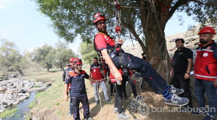 Deprem bölgesinde arama kurtarma görevine koşan öğretmenler için eğitimler sürüyor