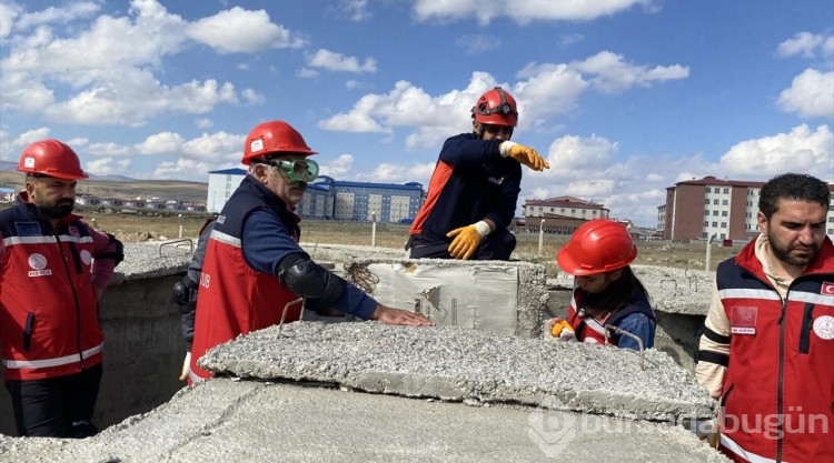 Deprem bölgesinde arama kurtarma görevine koşan öğretmenler için eğitimler sürüyor
